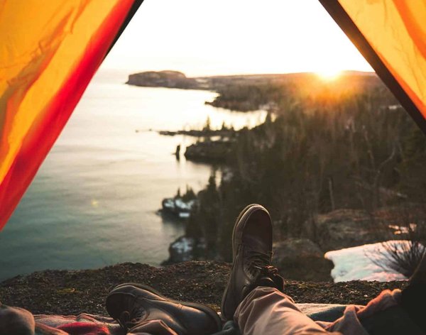 Quels sont les conseils pour un sommeil réparateur en camping malgré les bruits de la nature?